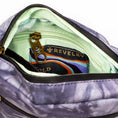 Laad de afbeelding in de Gallery-viewer, The Companion - Smell Proof Crossbody Bag
