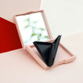 Laad de afbeelding in de Gallery-viewer, Smoke & Mirrors Compact by Miss Weed
