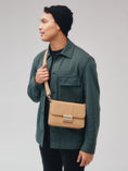 Laad de afbeelding in de Gallery-viewer, Citizen Hyde Lockable, Odor resistant Crossbody Bag
