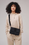 Laad de afbeelding in de Gallery-viewer, Citizen Hyde Lockable, Odor resistant Crossbody Bag
