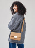 Laad de afbeelding in de Gallery-viewer, Citizen Hyde Lockable, Odor resistant Crossbody Bag
